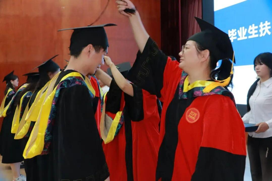 院领导为毕业生代表扶正流苏(1).png 院领导为毕业生代表扶正流苏(1).png