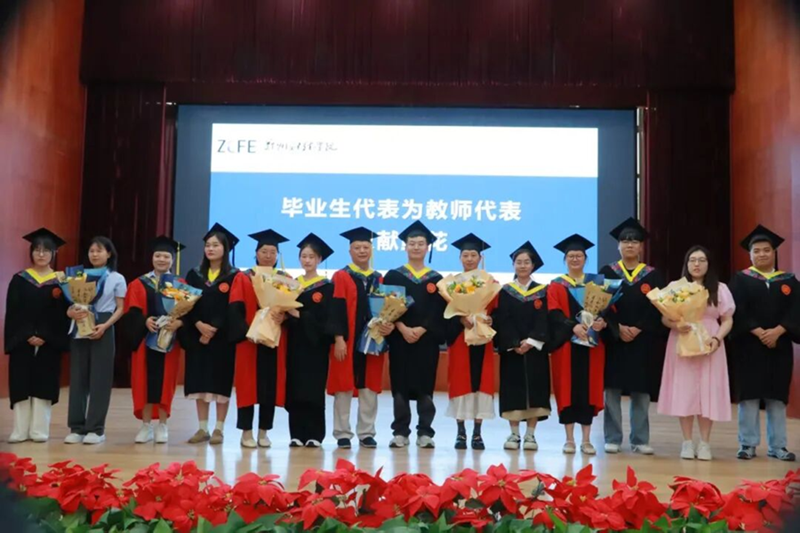 毕业生代表为教师代表献花(1)(1).png 毕业生代表为教师代表献花(1)(1).png