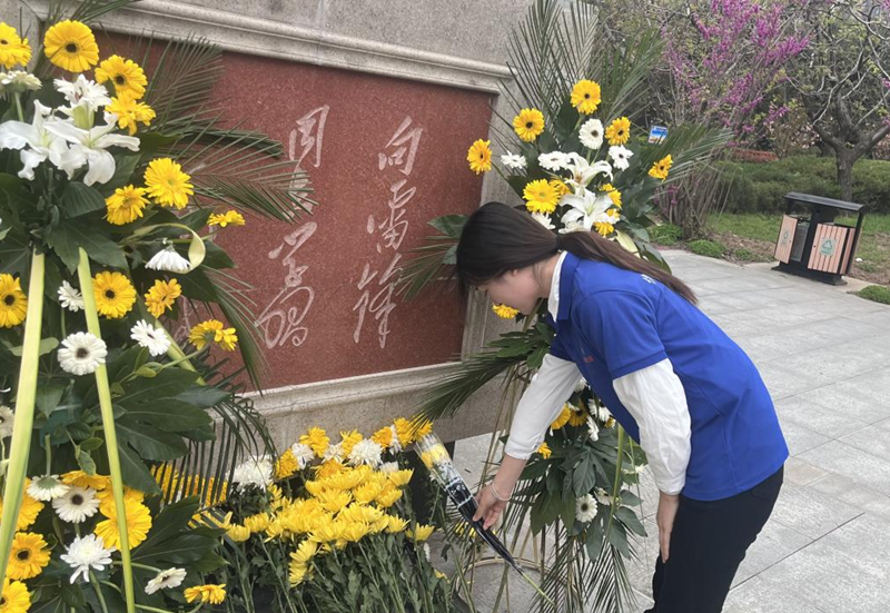 青马学员向纪念碑献花(1).png 青马学员向纪念碑献花(1).png