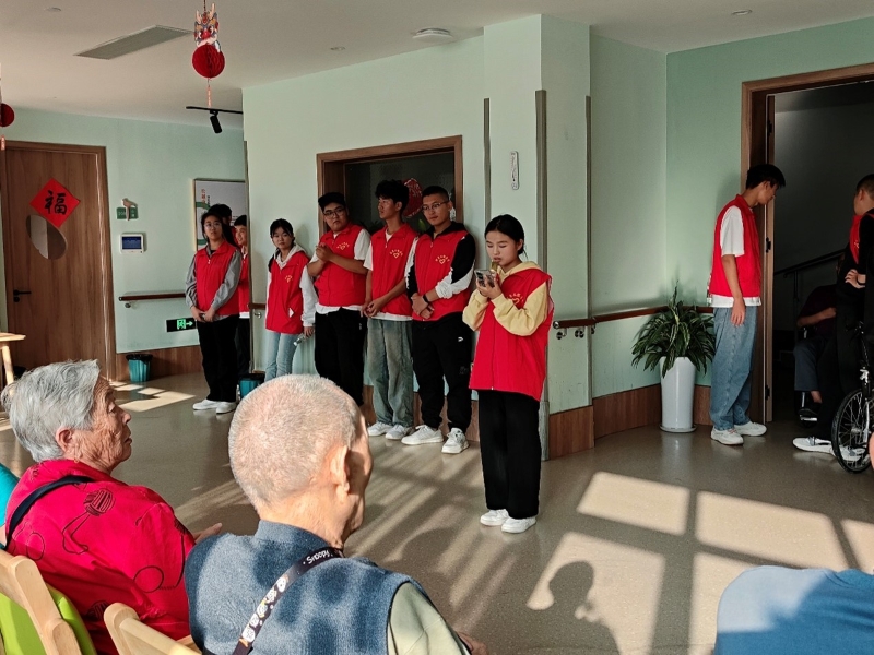 志愿者为老人演奏歌曲1.jpg 志愿者为老人演奏歌曲1.jpg
