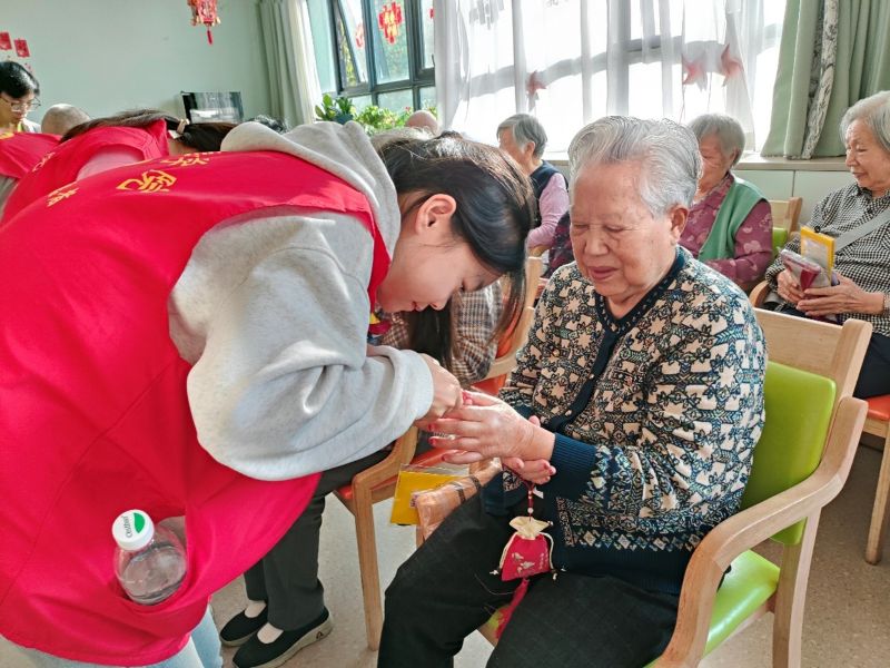 志愿者给老人修剪指甲2.jpg 志愿者给老人修剪指甲2.jpg