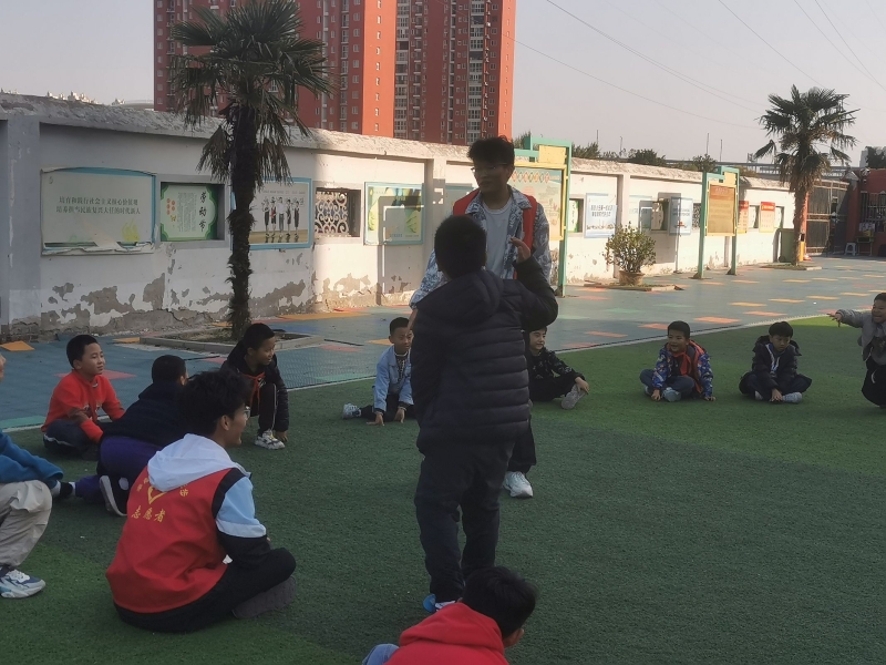 志愿者和学生玩游戏.jpg 志愿者和学生玩游戏.jpg