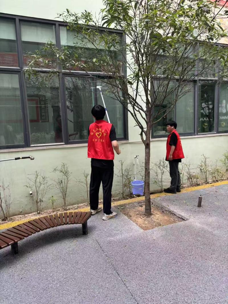 志愿者打扫.jpg 志愿者打扫.jpg